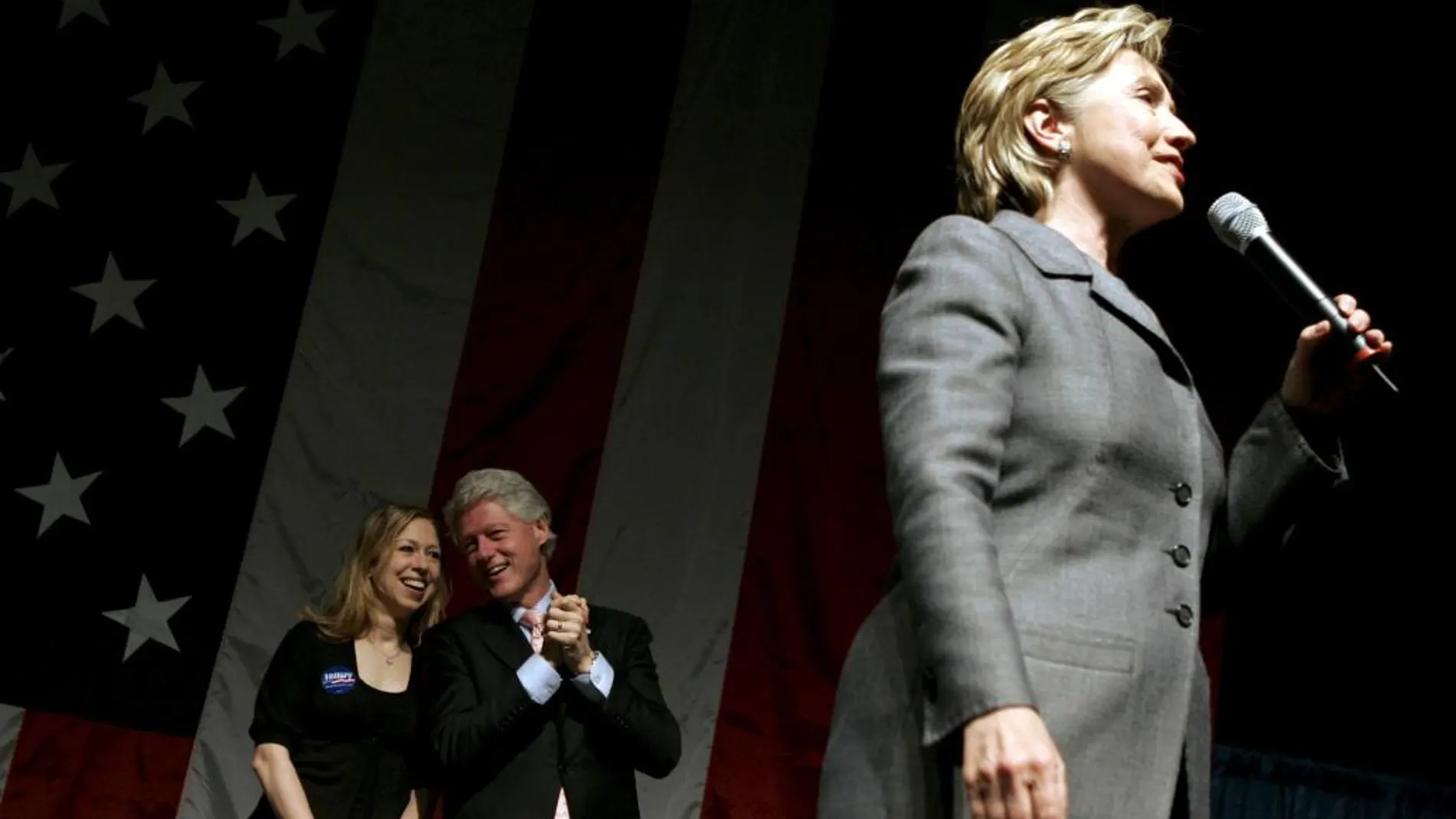 Imagen de archivo del ex presidente Bill Clinton (C) su hija Chelsea (I) escuchan a la senadora y candidata presidencial, Hillary Rodham Clinton en un mitin en abril de 2007