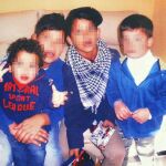Los tres niños junto a un amigo, que es el que sostiene en brazos al más pequeño
