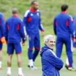 Doménech, en primer plano, y al fondo los jugadores, que ayer volvieron a entrenarse después de la negativa del domingo