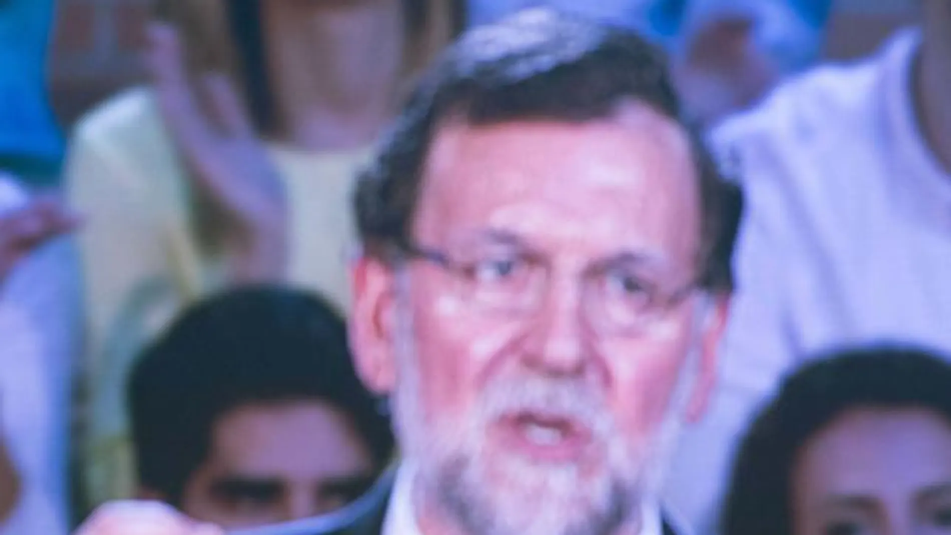 El presidente del Gobierno, Mariano Rajoy, durante su intervención en un acto del partido celebrado hoy en el pabellón Cagigal de Murcia.