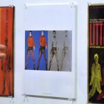 Detalle de los tres discos que se pueden observar en la exposición "Días de Vinilo. Una historia del Diseño Gráfico Música"