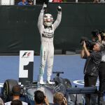 Lewis Hamilton celebra su cuarto triunfo de la temporada