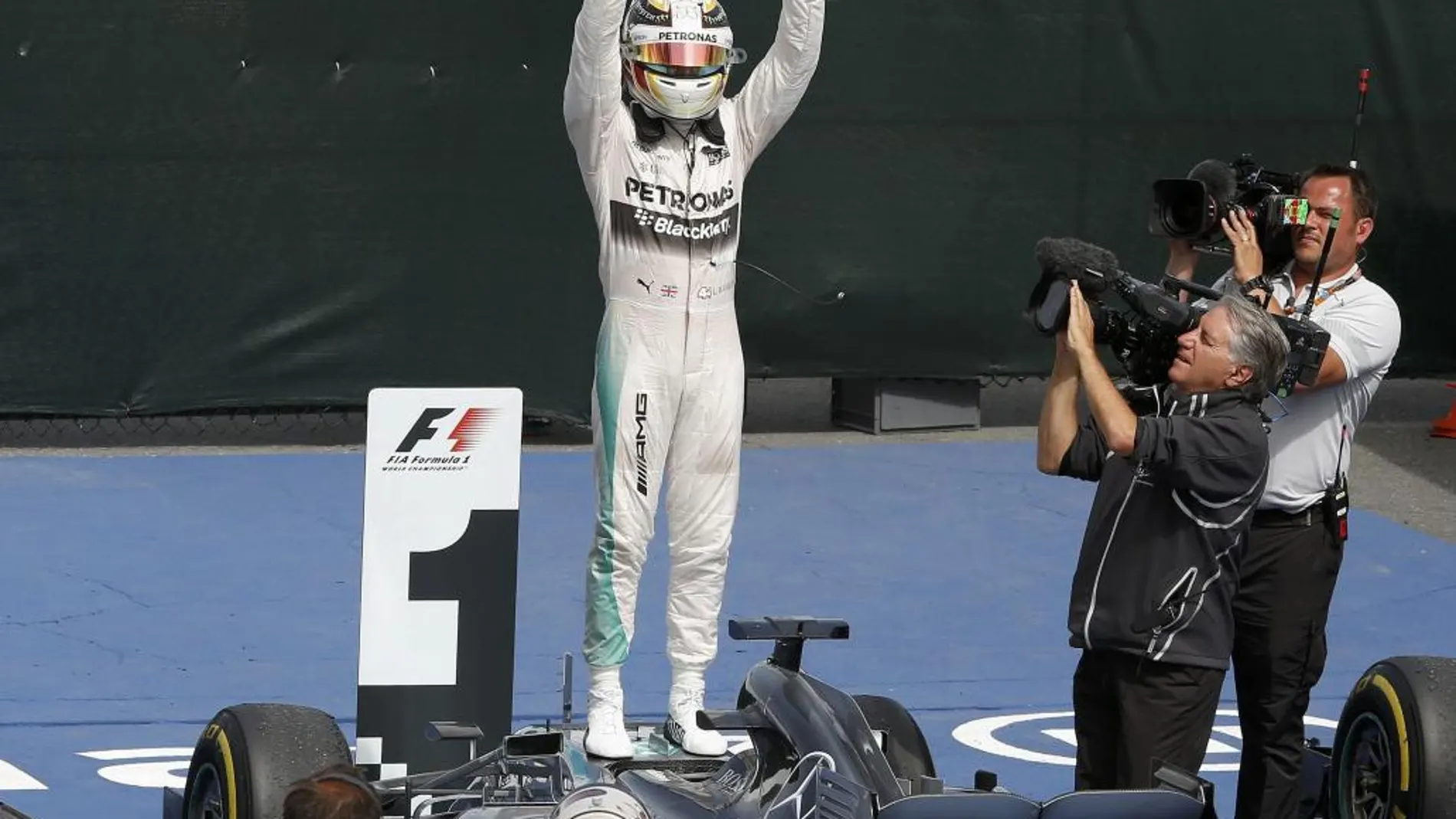 Lewis Hamilton celebra su cuarto triunfo de la temporada