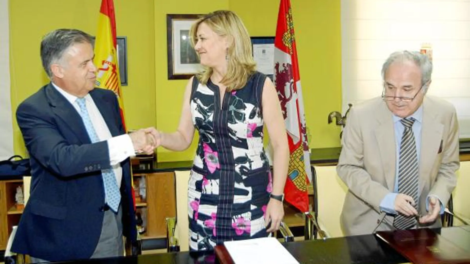 Pilar del Olmo firma el acuerdo de colaboración con Antonio Ojeda y Francisco Fernández-Prida