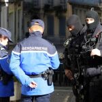 Investigan un arsenal de explosivos en Grenoble