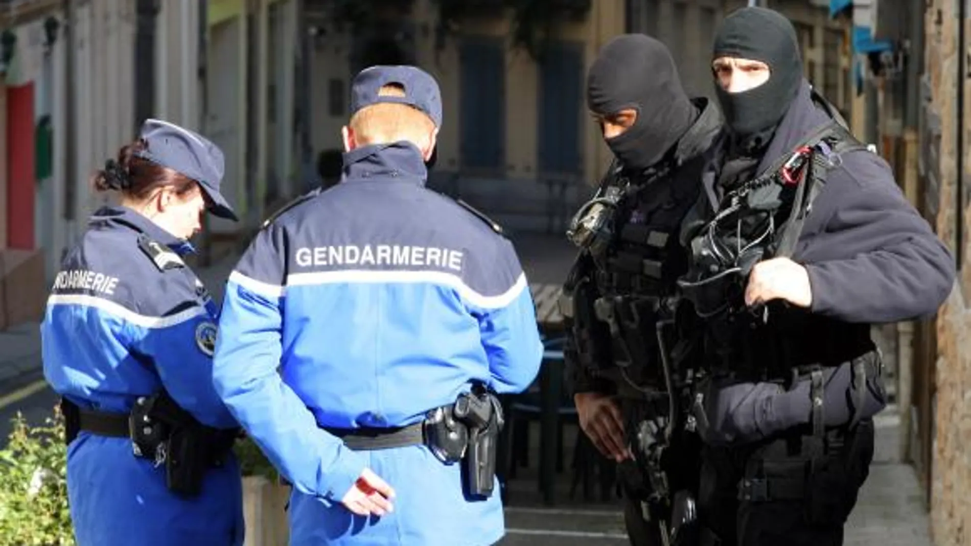 Investigan un arsenal de explosivos en Grenoble