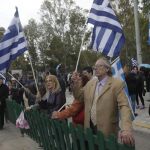 Simpatizantes del partido neonazi griego Amanecer Dorado en Atenas (Grecia) apoyan a los acusados durante el inicio del juicio