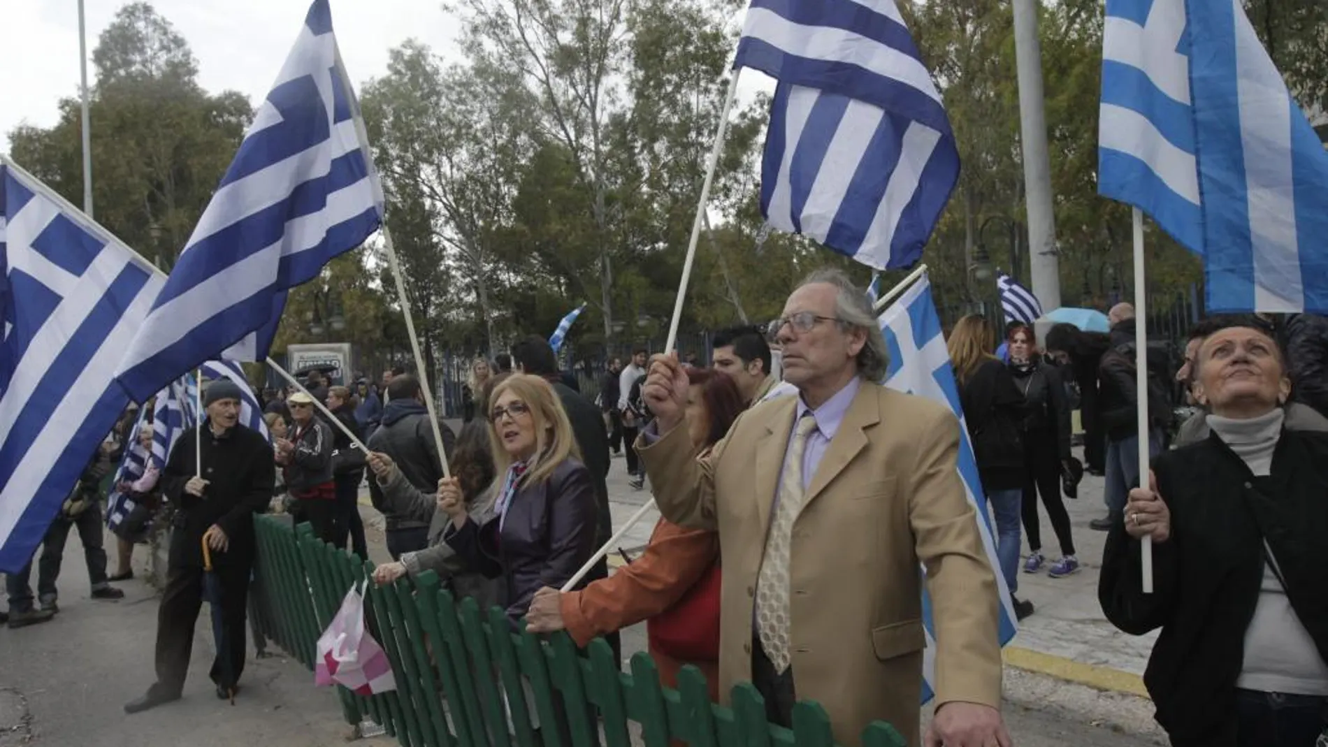 Simpatizantes del partido neonazi griego Amanecer Dorado en Atenas (Grecia) apoyan a los acusados durante el inicio del juicio