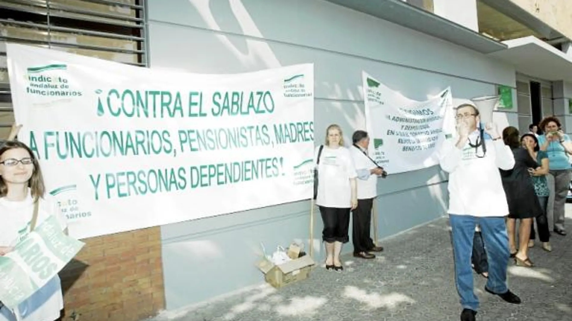 Los manifestantes sevillanos lo hicieron ante la sede de las consejerías de Empleo y Trabajo de la Junta de Andalucía