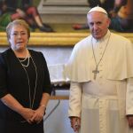 El Papa Francisco posa junto a la presidenta de Chile, Michelle Bachelet, en una audiencia privada en la Ciudad del Vaticano