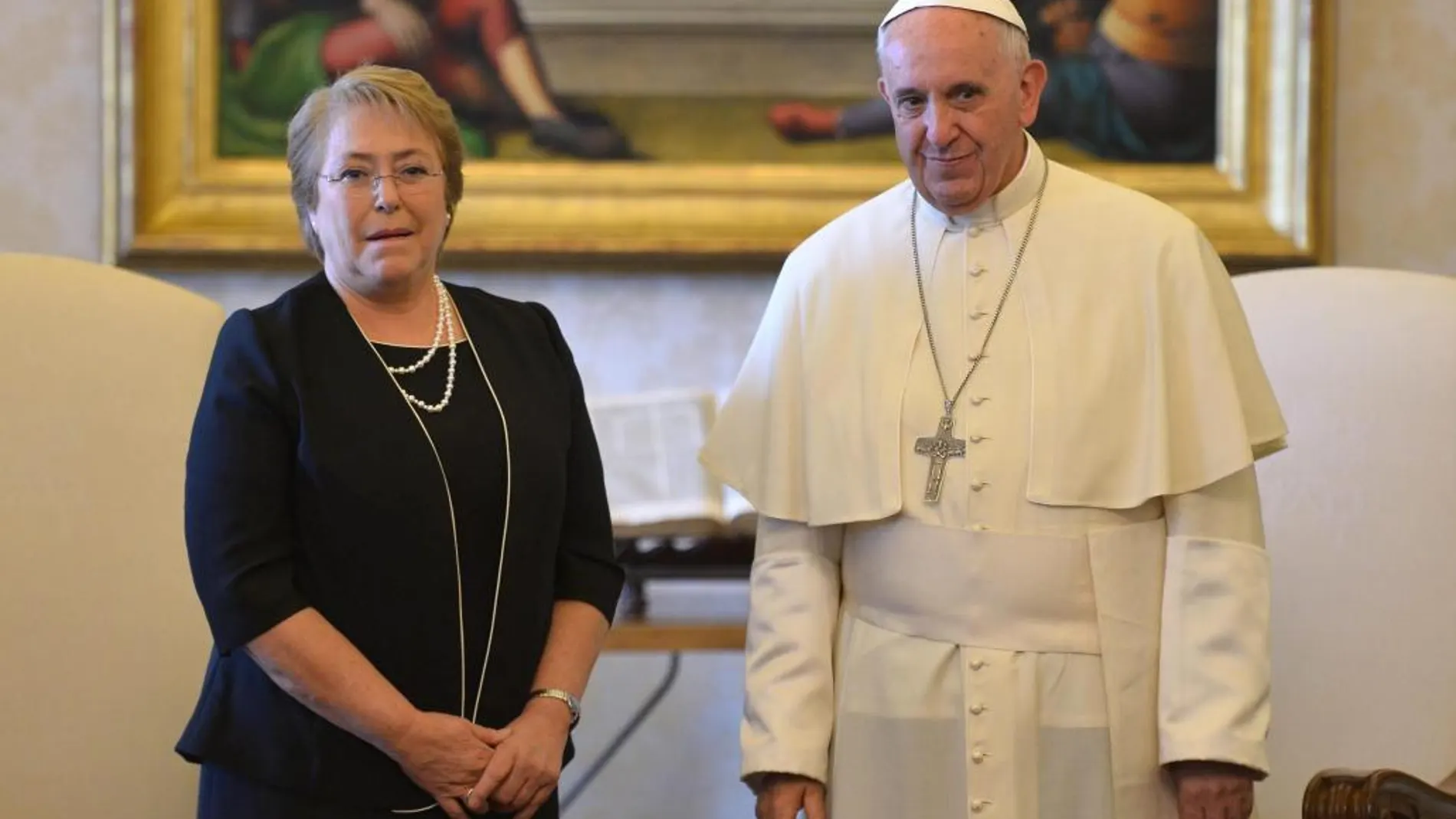 El Papa Francisco posa junto a la presidenta de Chile, Michelle Bachelet, en una audiencia privada en la Ciudad del Vaticano
