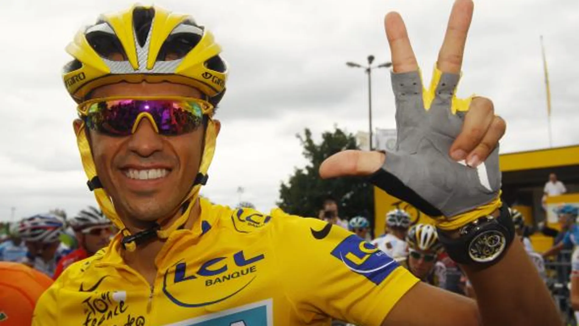 París aclama el tercer Tour de Contador