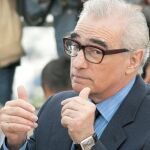 Scorsese hace un divertido gesto con los pulgares hacia arriba