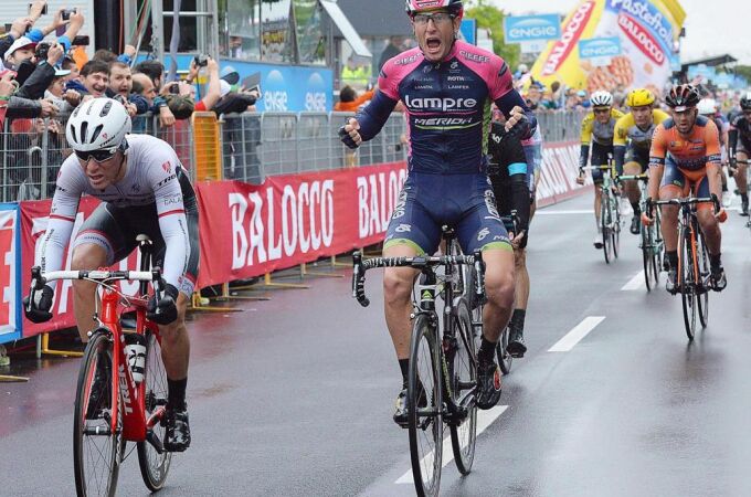 El ciclista italiano Sacha Modolo (c), de Lampre Merida, celebra su victoria en la decimotercera etapa del Giro de Italia