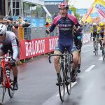 El ciclista italiano Sacha Modolo (c), de Lampre Merida, celebra su victoria en la decimotercera etapa del Giro de Italia