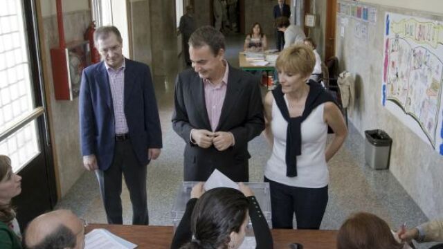 Zapatero llega a Ferraz para seguir la noche electoral