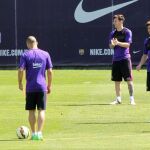 Los jugadores del Barcelona Adriano, Javier Mascherano, Leo Messi y Sergi Roberto, durante el entrenamiento
