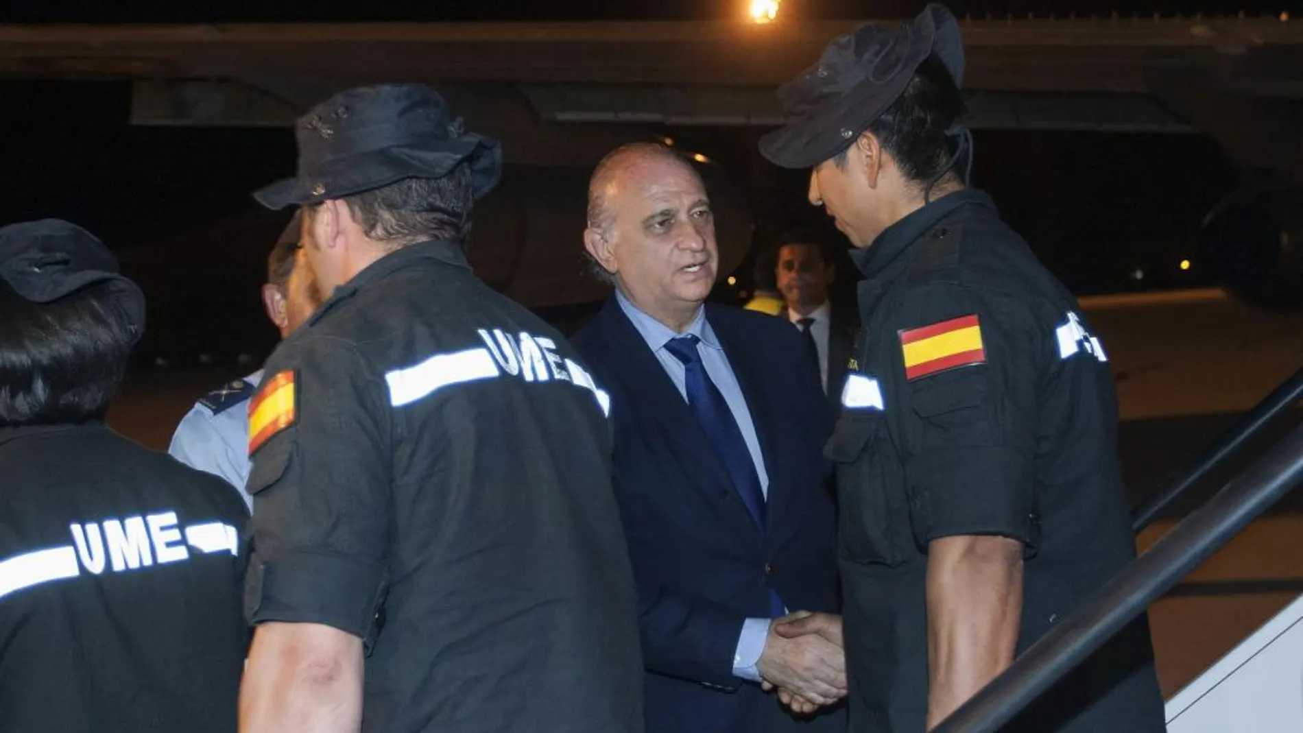 El Ministro del Interior, Jorge Fernández Díaz (2d), ha recibido esta noche a los 47 efectivos de la Unidad Militar de Emergencias (UME) y los doce guardias civiles desplazados a Nepal