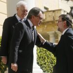 Mariano Rajoy saluda a Artur Mas a su llegada a Barcelona