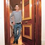 Pablo Soto, en la puerta de las oficinas de su empresa en Madrid
