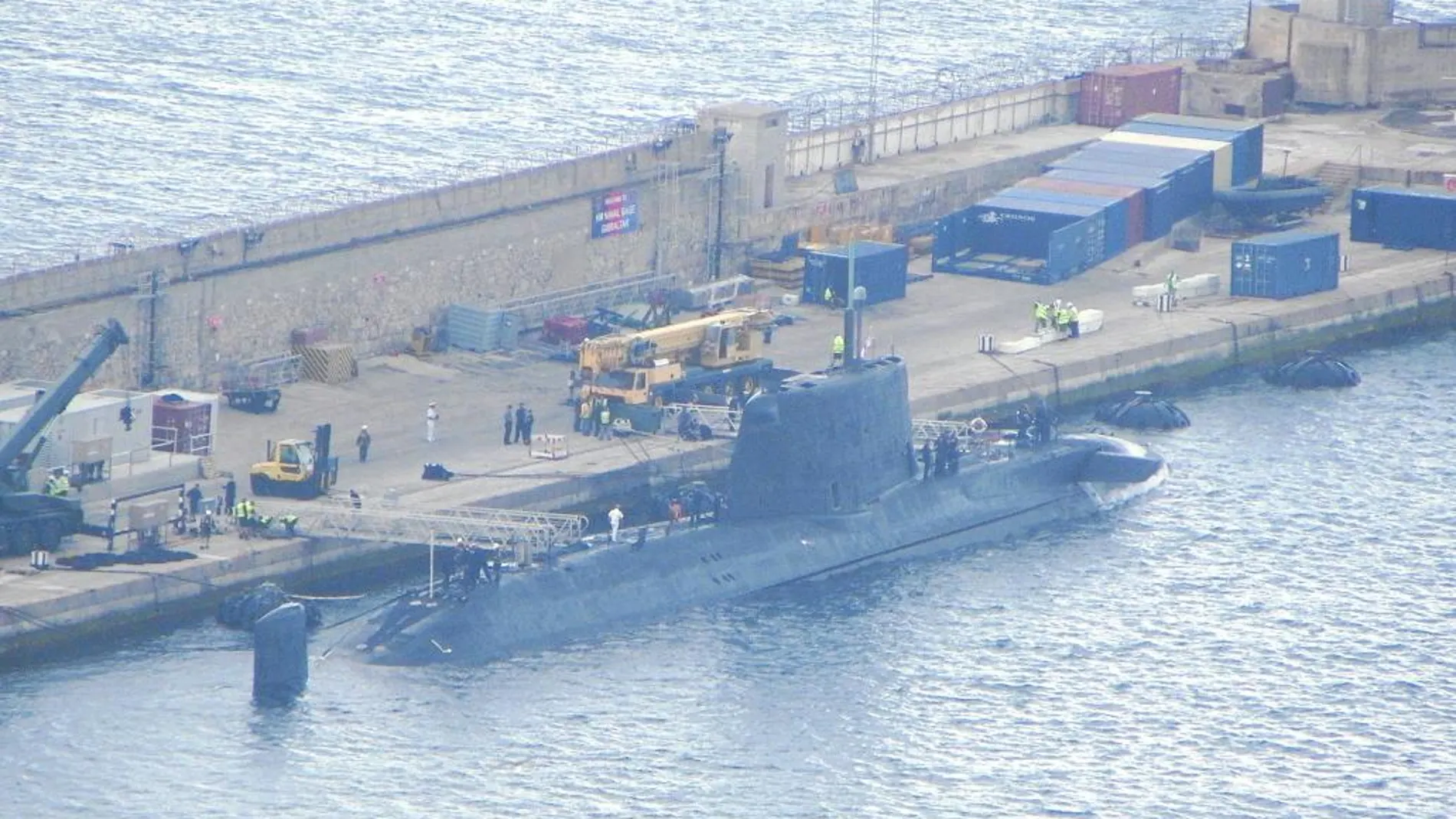 Vista de las maniobras en torno al submarino nuclear «HMS Ambush»