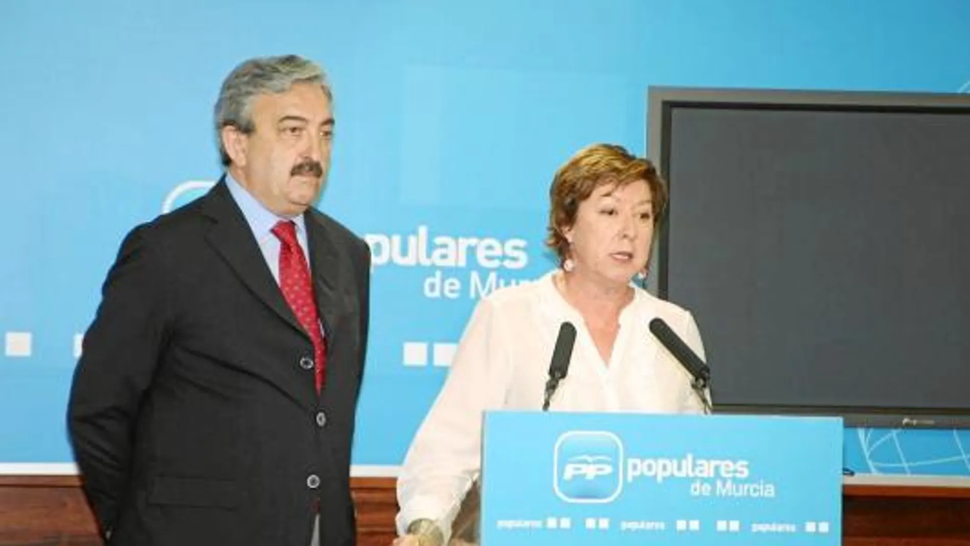 Pilar Barreiro, junto a Andrés Ayala, anunció ayer que realizarán varias preguntas al ministro en el Congreso