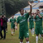 El jugador de Cosmos Raúl González saluda a los aficionados tras el partido amistoso entre el Cosmos y la selección nacional cubana en el estadio Pedro Marrero de La Habana