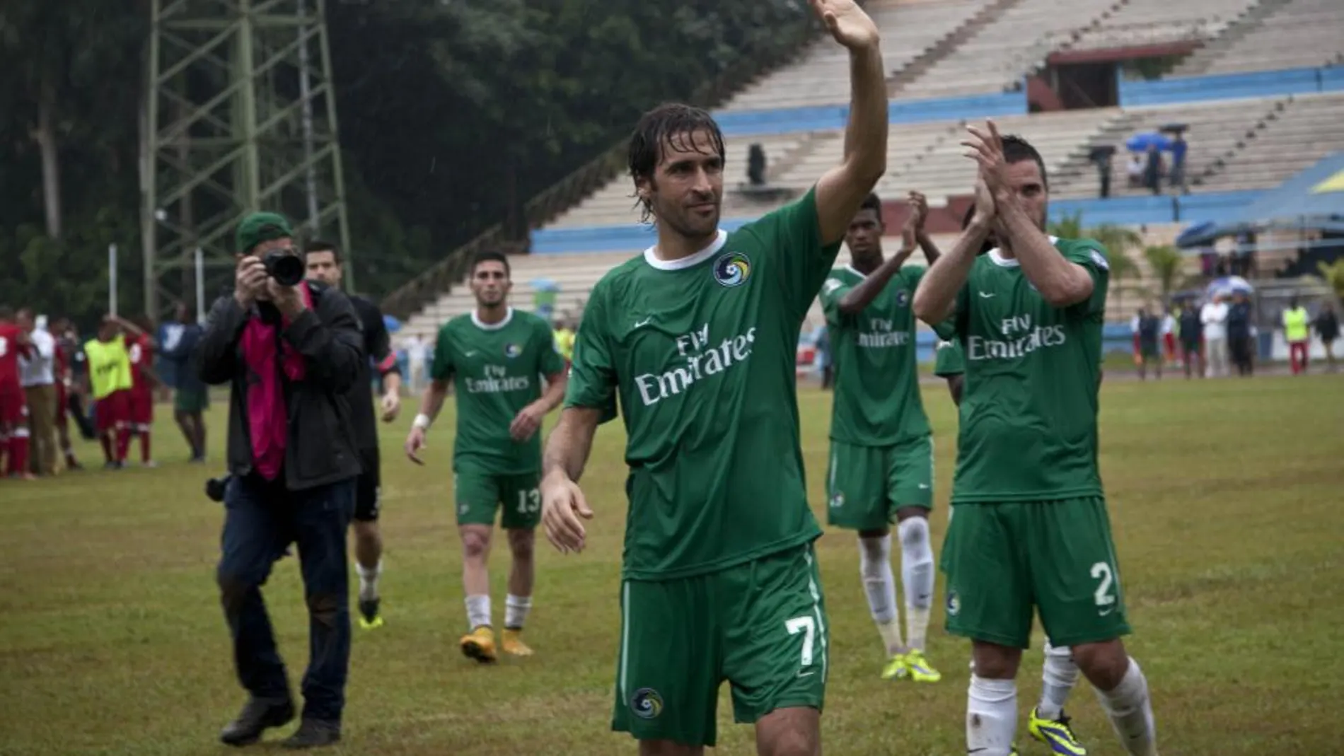 El jugador de Cosmos Raúl González saluda a los aficionados tras el partido amistoso entre el Cosmos y la selección nacional cubana en el estadio Pedro Marrero de La Habana