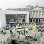 Los operarios de la visita del Papa ultiman el altar diseñado por Iago Seara