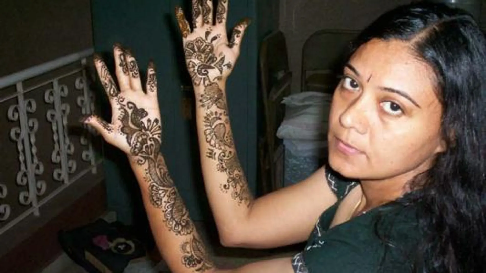Cuidado con los tatuajes de henna negra