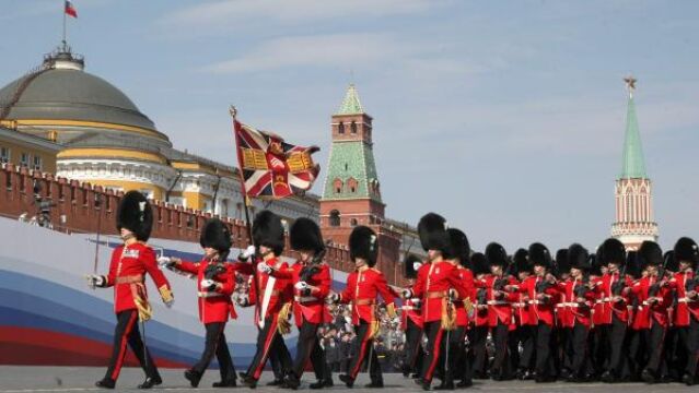 Los aliados desfilan por primera vez en la Plaza Roja de Moscú