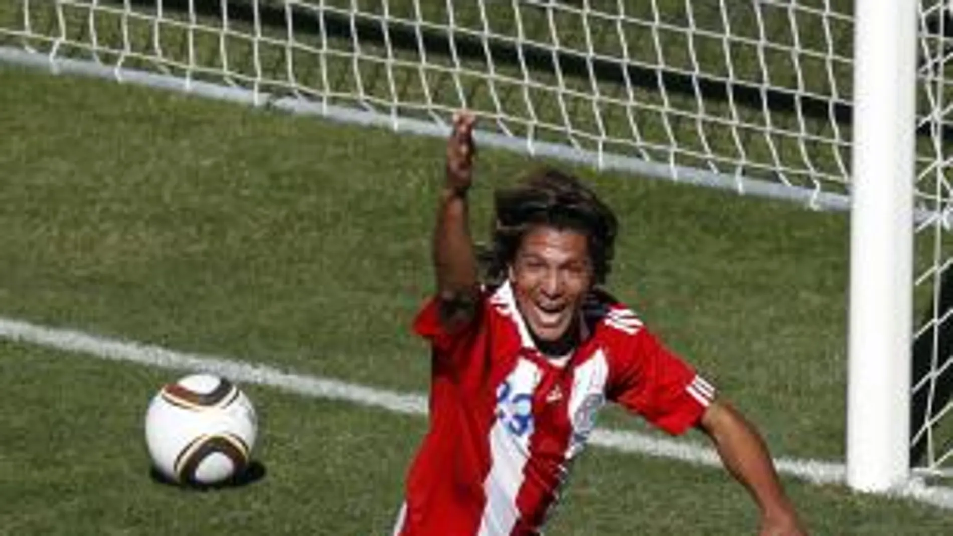 Enrique Vera celebra su gol con Paraguay