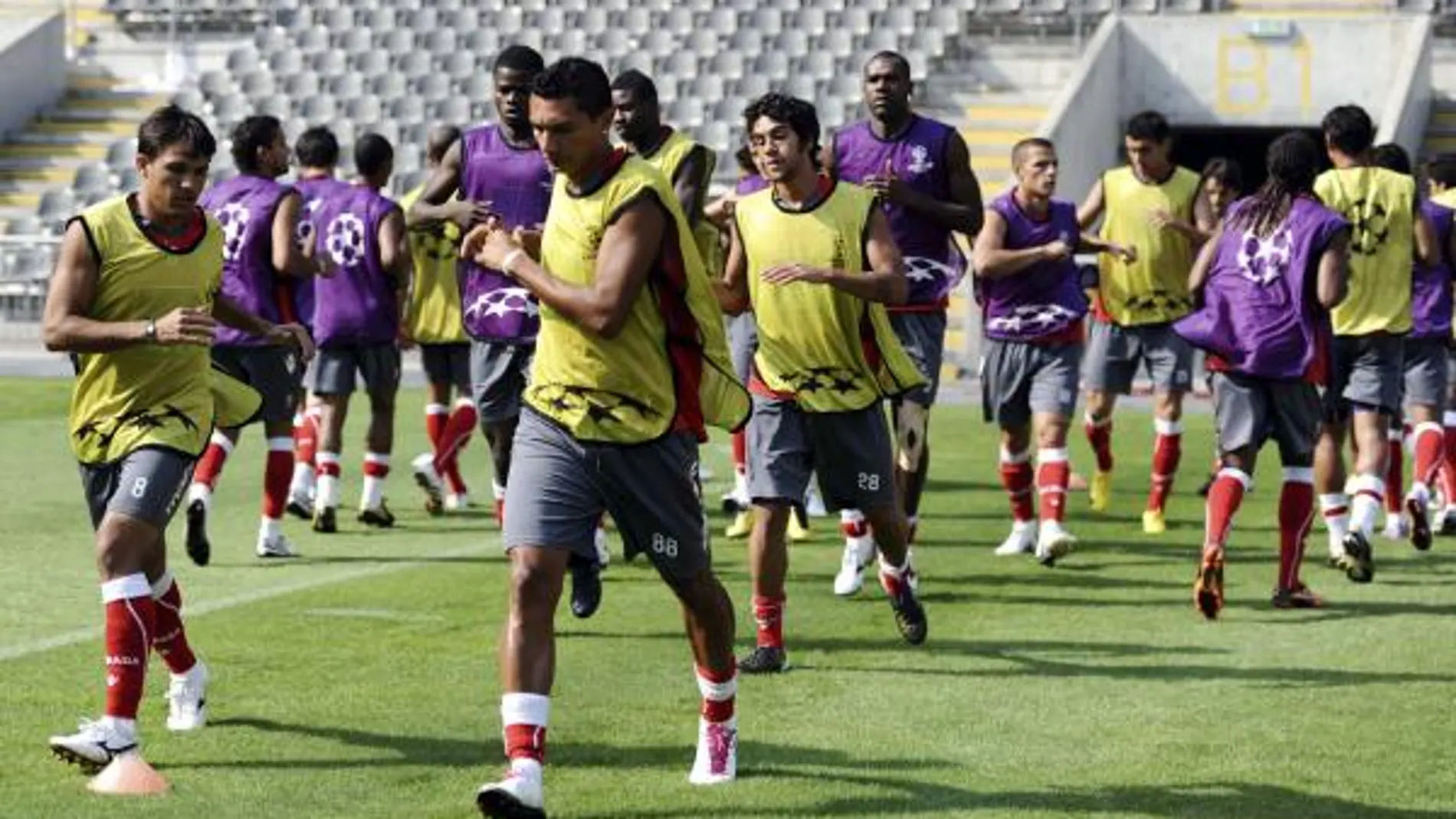 Los jugadores del Sporting de Braga se ejercitan durante el entrenamiento realizado en el estadio AXA de Braga, Portugual