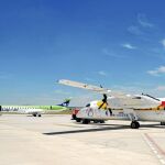 Dos aviones se preparan para despegar del aeropuerto de Villafría