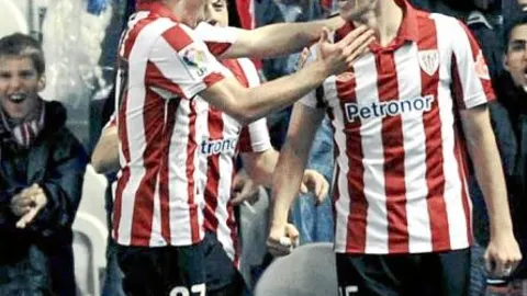 muniain se abraza a Iraola, autor del primer gol del Athletic