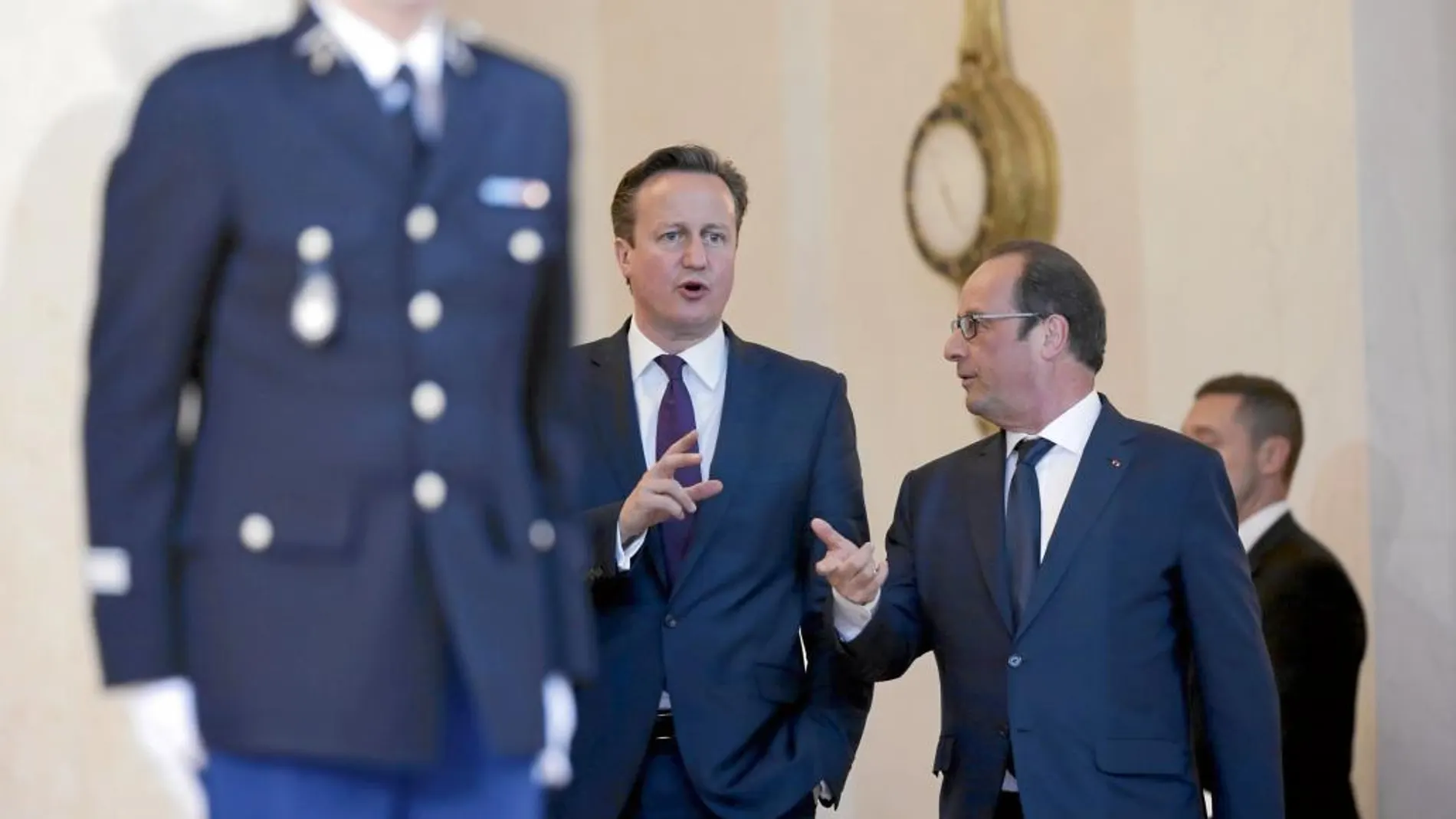 David Cameron se reunió con François Hollande en el Palacio del Elíseo, en París, tras su visita a Países Bajos