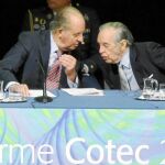 El Rey conversa con el presidente de la Fundación Cotec, José Ángel Sánchez Asiaín, durante la presentación del Informe Cotec 2010