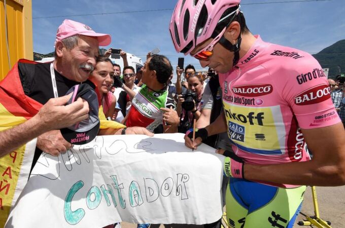 El ciclista español del Tinkoff-Saxo Alberto Contador firma autógrafos antes de comenzar la decimoctava etapa