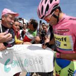 El ciclista español del Tinkoff-Saxo Alberto Contador firma autógrafos antes de comenzar la decimoctava etapa