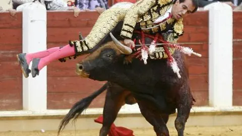 Luque abre la puerta grande de Valladolid mientras Leandro arranca una oreja a volteretas