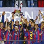 Xavi levanta la Copa, rodeado de toda la plantilla barcelonista en el podio del Olímpico de Berlín