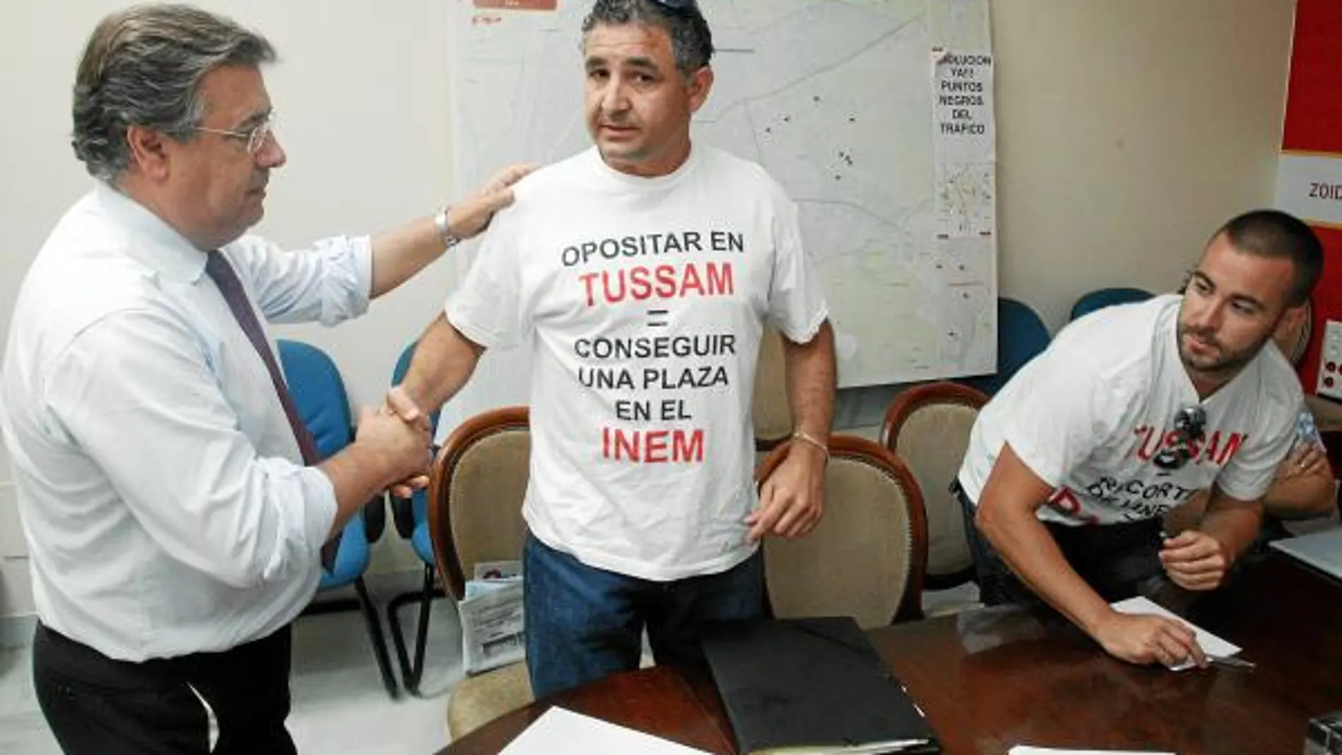 Zoido, con los afectados por los recortes en Tussam