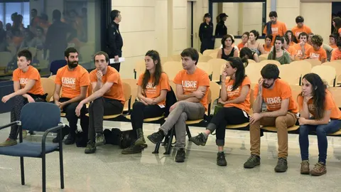 Varios miembros de la organización juvenil radical Ernai, ayer al comienzo del juicio