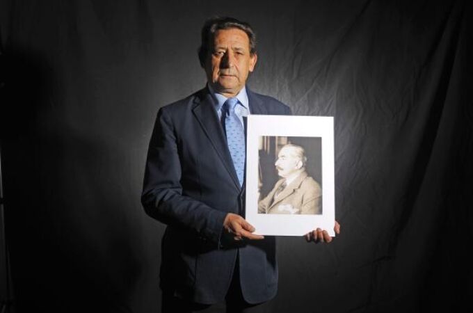 Alfonso Ussía sostiene una fotografía de su abuelo, Pedro Múñoz Seca
