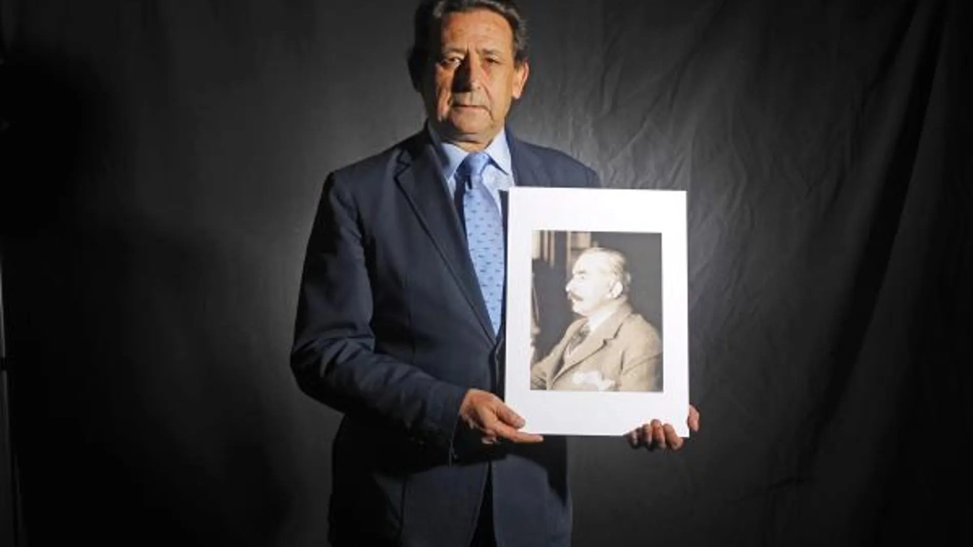 Alfonso Ussía sostiene una fotografía de su abuelo, Pedro Múñoz Seca