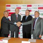 El presidente de Caja Granada, Antonio Jara; el de Cajamurcia, Carlos Egea; el de Caixa Penedès, Josep Colomer, y el de Sa Nostra, Fernando Alzamora, se dan la mano tras la firma del protocolo del SIP
