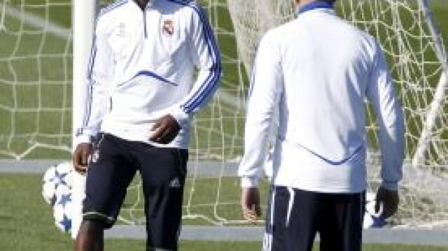 Los jugadores franceses del Real Madrid Lassana 'Lass' Diarra (i) y Karim Benzema