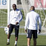 Los jugadores franceses del Real Madrid Lassana 'Lass' Diarra (i) y Karim Benzema