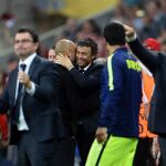 El director técnico del Barcelona Luis Enrique (c-d) abraza a su par del Bayern, Pep Guardiola (c-i) al final del segundo partido