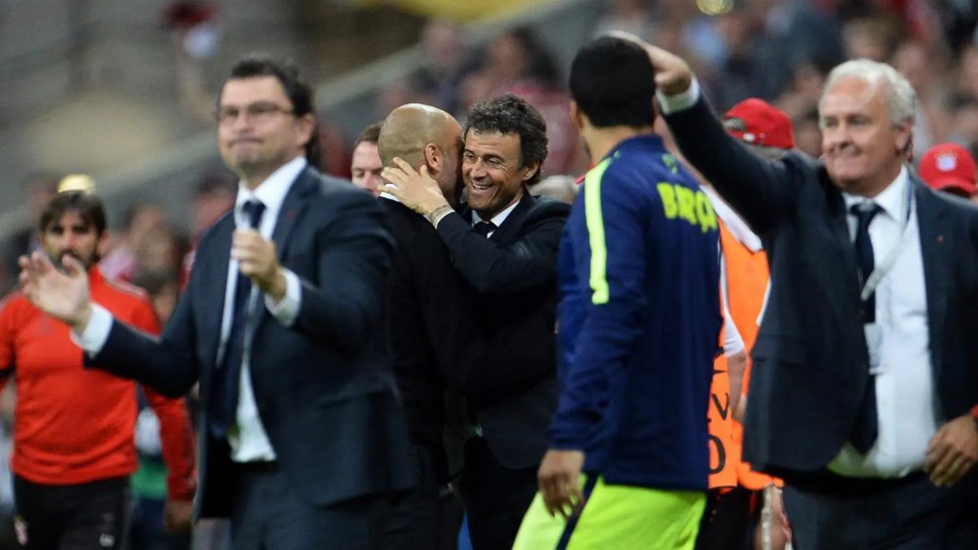 El director técnico del Barcelona Luis Enrique (c-d) abraza a su par del Bayern, Pep Guardiola (c-i) al final del segundo partido